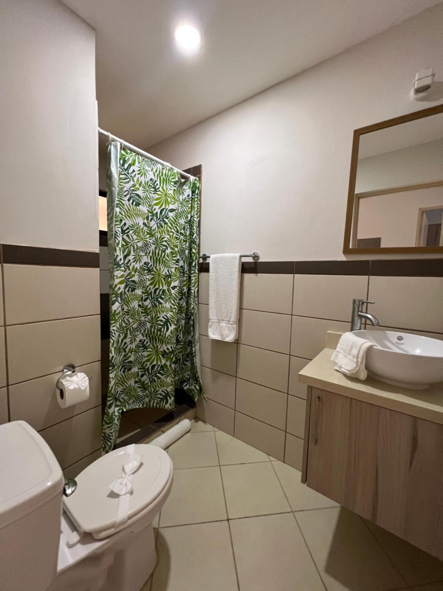 Сasa de vacaciones Sandy Shore Two Bedroom Across Coco